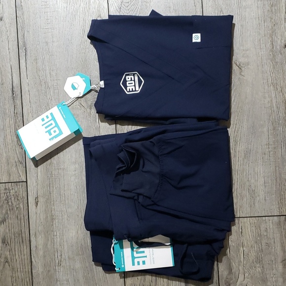 Uniforms World Scrubs for Women Set - Stretch Scrub Top & Pants, 8 Pockets, Sz M - Picture 1 of 16